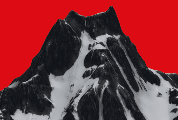 Schneebedeckte Bergspitze vor rotem Hintergrund